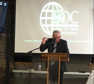 Pastor Brian Larsen enseñando lecciones de la SOC
