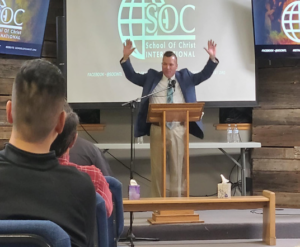 Pastor Robin StClaire enseñando lecciones de la SOC